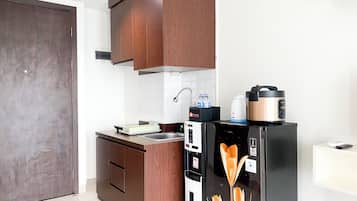 Departamento estándar | Cocina privada | Refrigerador y utensilios de cocina