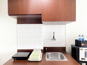 Fridge, cookware/dishes/utensils