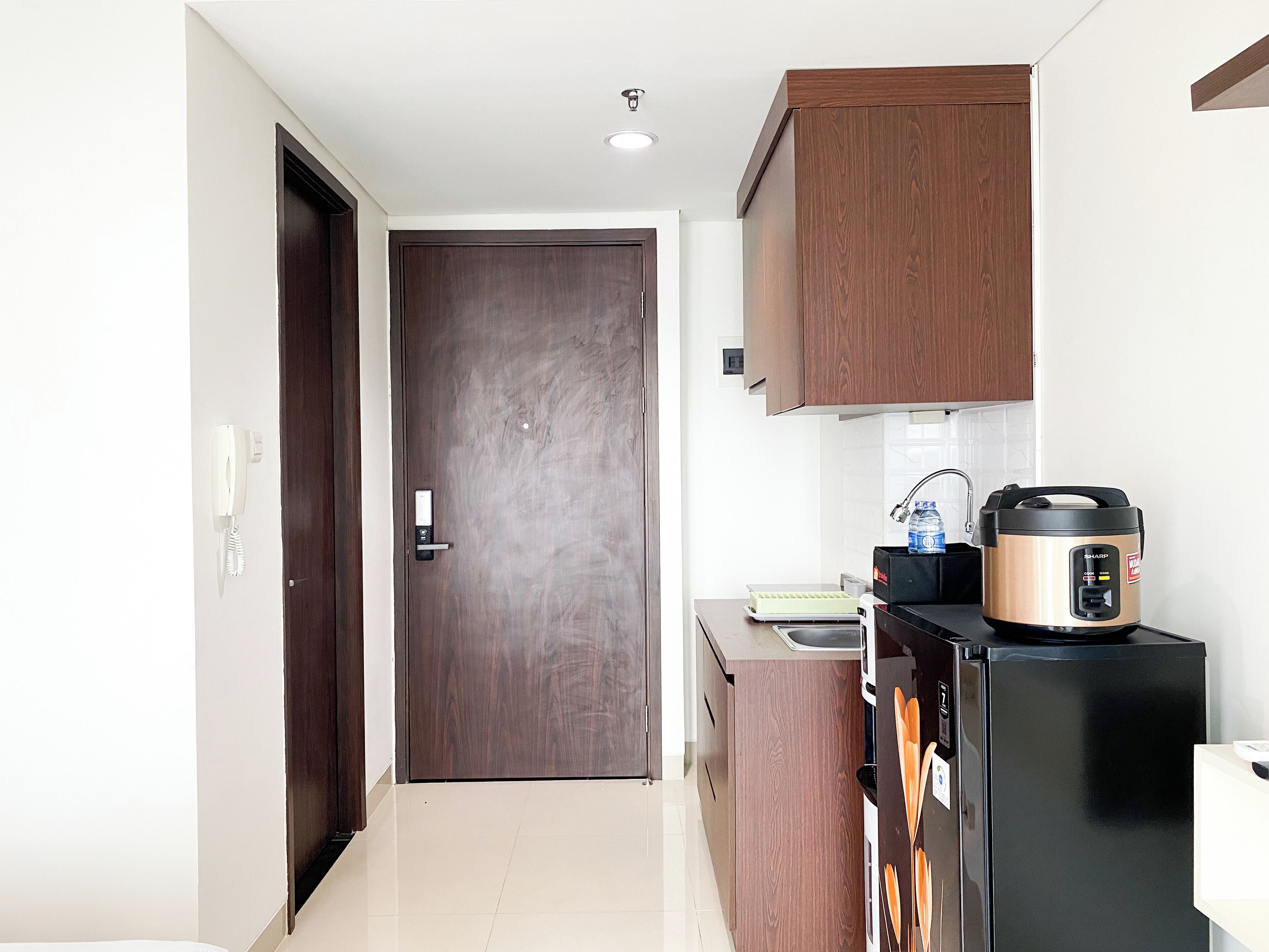 Departamento estándar | Cocina privada | Refrigerador y utensilios de cocina 