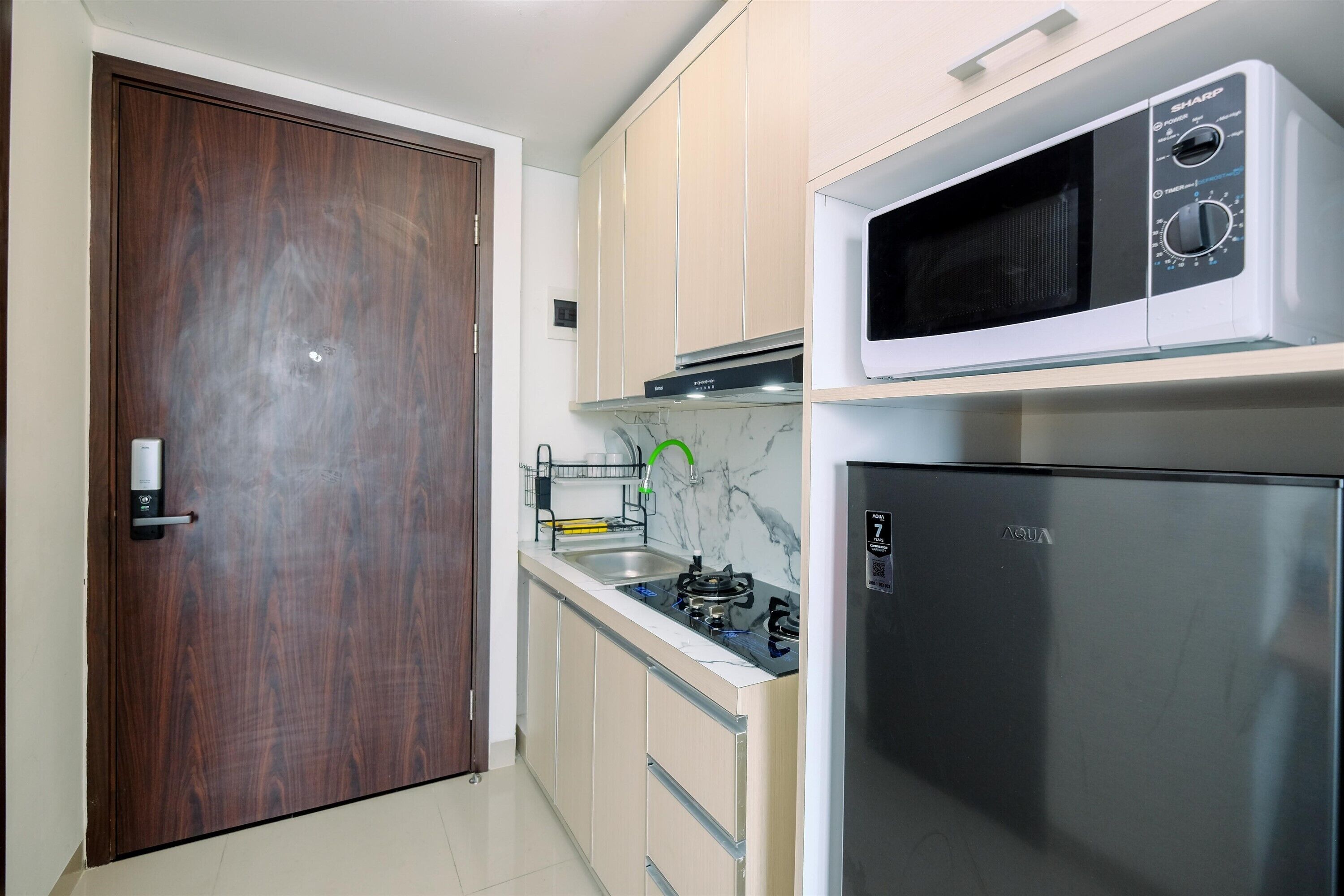 Standard Apartment | Private kitchen | Fridge, cookware/dishes/utensils