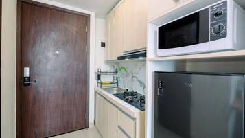 Standard Apartment | Private kitchen | Fridge, cookware/dishes/utensils