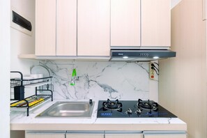 Standard Apartment | Private kitchen | Fridge, cookware/dishes/utensils