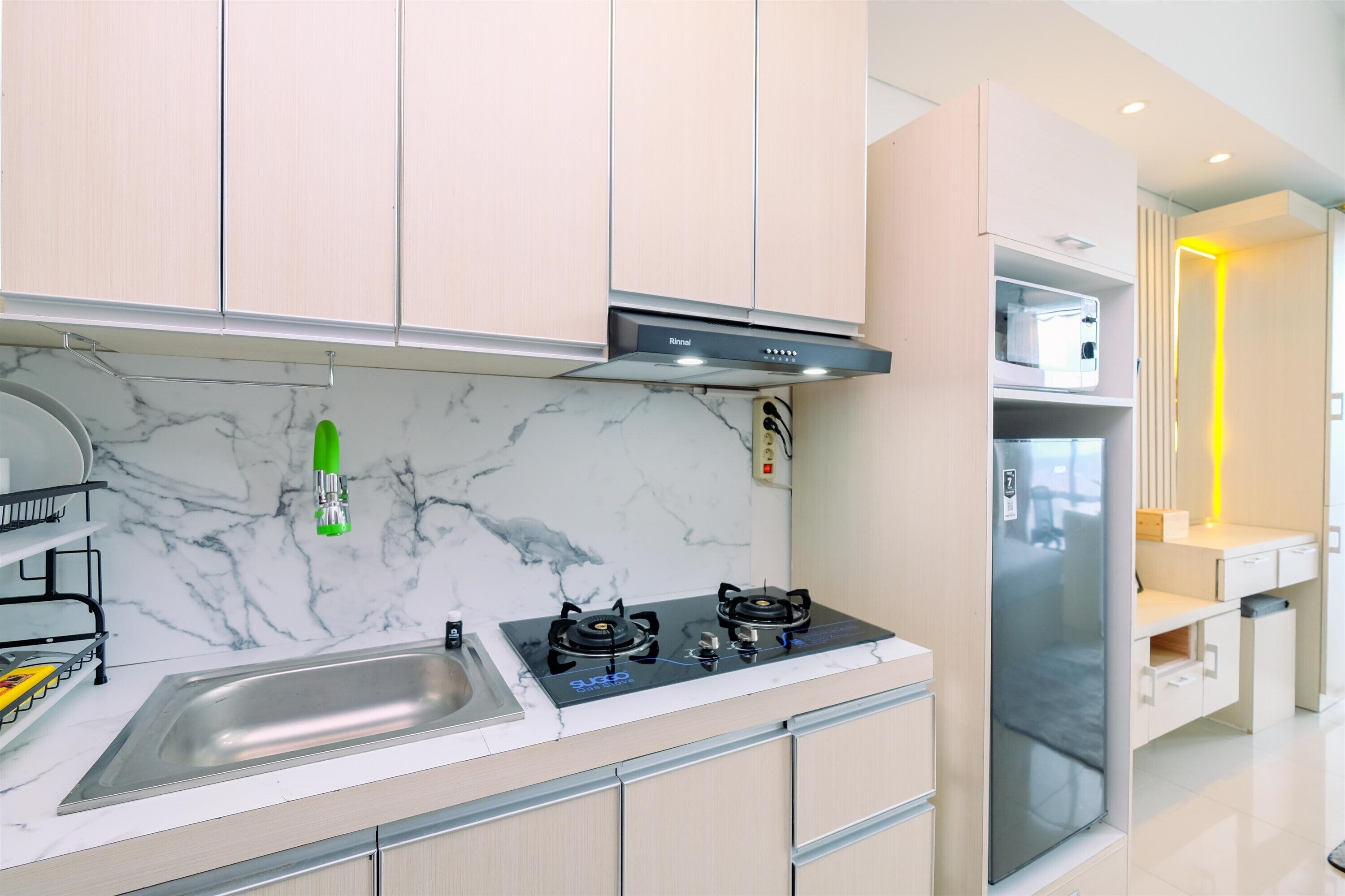 Standard Apartment | Private kitchen | Fridge, cookware/dishes/utensils