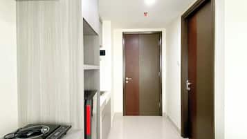 Standard Apartment | Private kitchen | Fridge, cookware/dishes/utensils