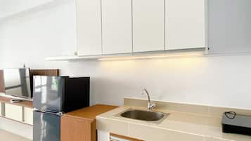 Standard Apartment | Private kitchen | Cookware/dishes/utensils