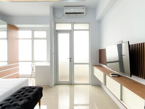 Standard Apartment | Bed sheets - Comfort Stay Studio At Vasanta Innopark Apartment (Cikarang)