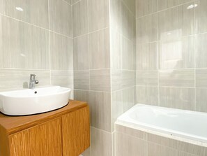 Standard Apartment | Bathroom
