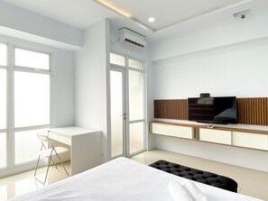 Standard Apartment | Bed sheets - Comfort Stay Studio At Vasanta Innopark Apartment (Cikarang)