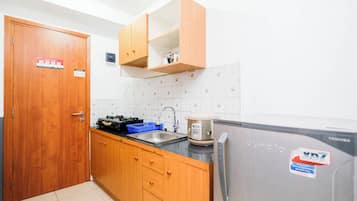 Standard Apartment | Private kitchen | Cookware/dishes/utensils