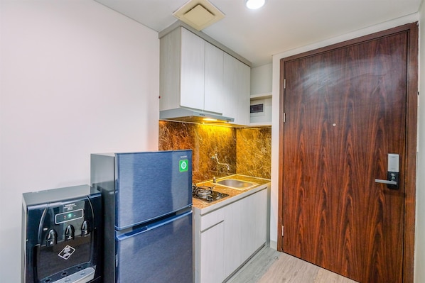 Standard Apartment | Private kitchen | Cookware/dishes/utensils