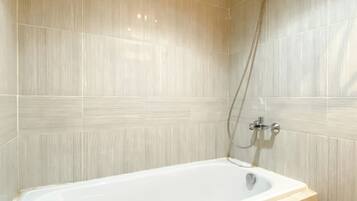 Standard Apartment | Bathroom | Shower