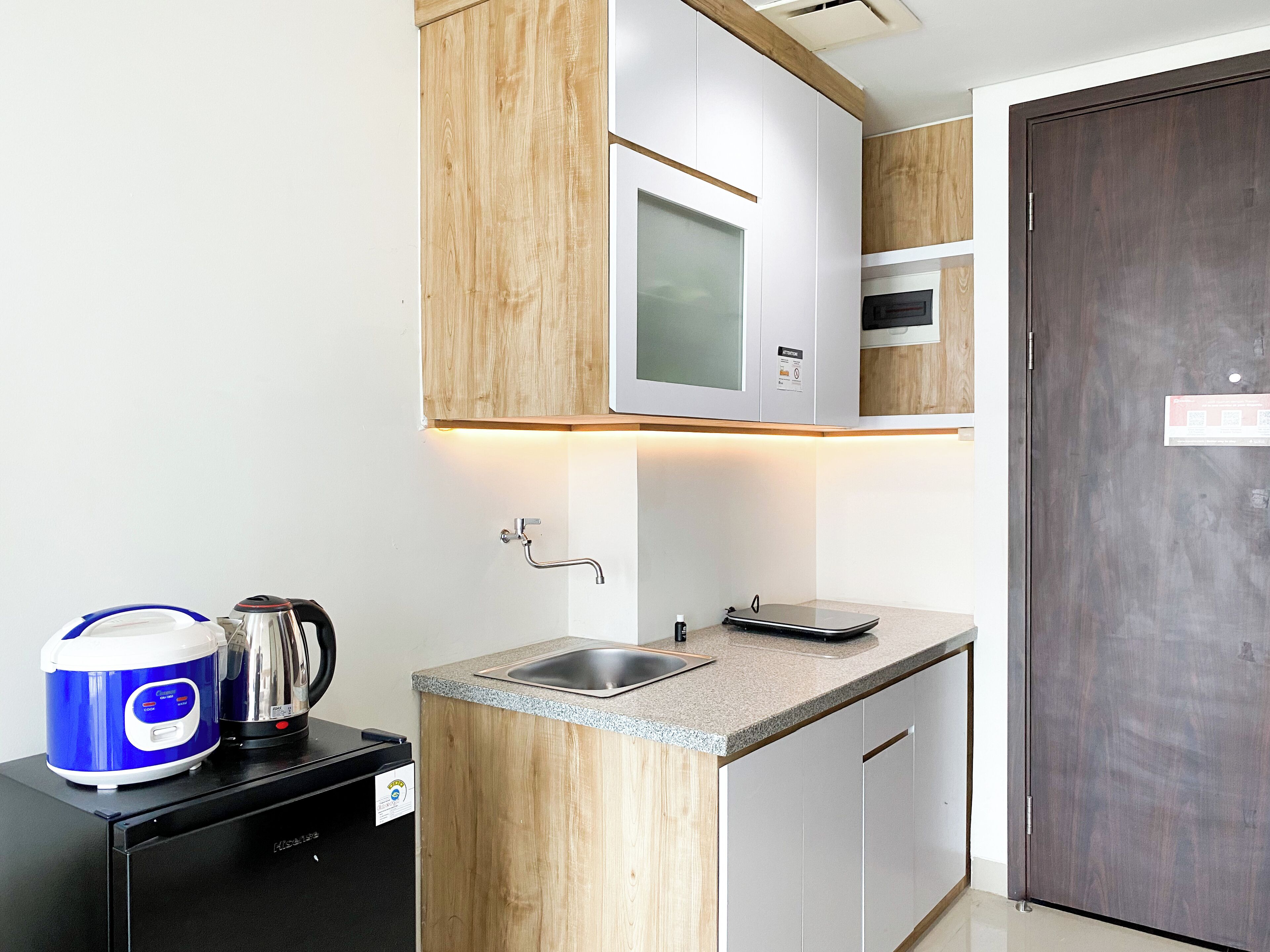 Standard Apartment | Private kitchen | Fridge, cookware/dishes/utensils