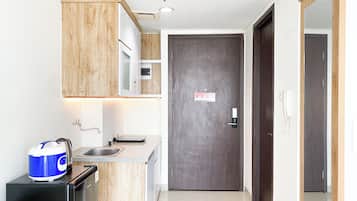 Standard Apartment | Private kitchen | Fridge, cookware/dishes/utensils