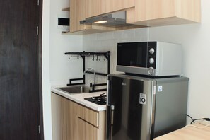 Standard Apartment | Private kitchen | Cookware/dishes/utensils