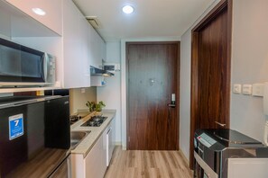 Apartament estàndard | Cuina privada | Utensilis de cuina, vaixella i coberteria