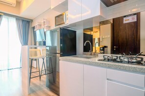 Standard Apartment | Private kitchen | Cookware/dishes/utensils