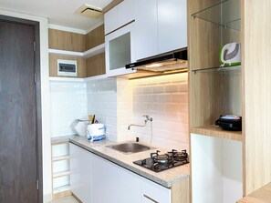 スタンダード アパートメント | 専用キッチン | 小型冷蔵庫、調理器具と食器