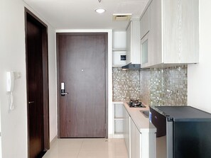 Standard Apartment | Private kitchen | Cookware/dishes/utensils