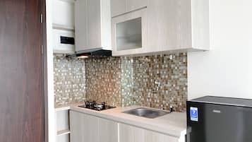 Standard Apartment | Private kitchen | Cookware/dishes/utensils