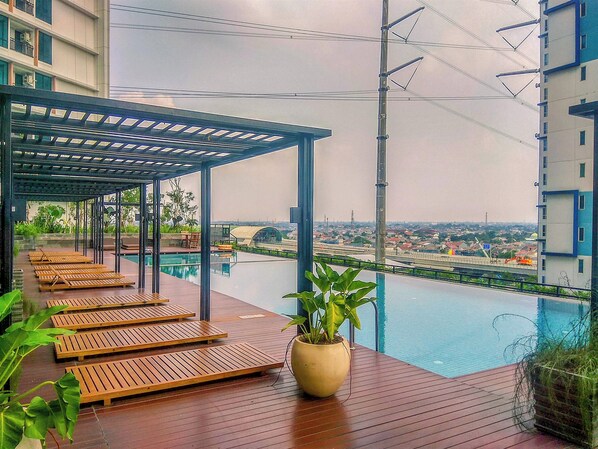 Outdoor pool - Strategic And Homey Studio At Lrt City Bekasi Apartment (Bekasi)