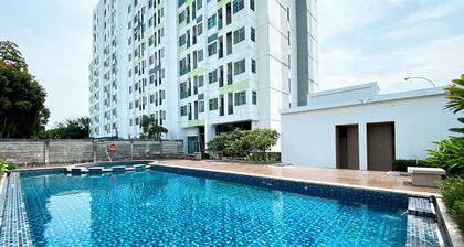 Comfy And Homey Studio At Enviro Apartment