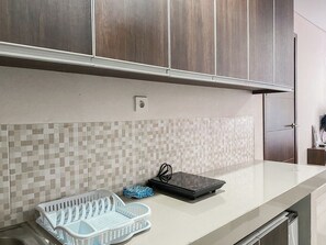 Standard Apartment | Private kitchen | Cookware/dishes/utensils