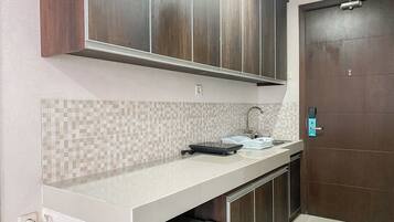 Cookware/dishes/utensils