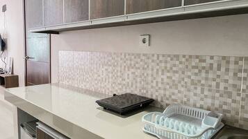 Apartamento standard | Cozinha privada | Talheres/pratos/utensílios de cozinha