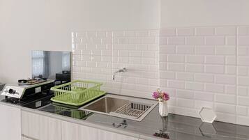 Apartamento standard | Cozinha privada | Geladeira, talheres/pratos/utensílios de cozinha
