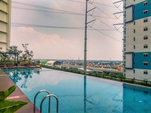 Outdoor pool - Comfort And Simply Look Studio Lrt City Bekasi Apartment (Bekasi)