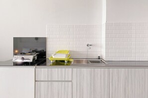 Apartamento standard | Cozinha privada | Geladeira, talheres/pratos/utensílios de cozinha