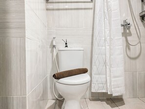 Standard Apartment | Bathroom - Relaxing And Simply Studio Vasanta Innopark Apartment (Cikarang)