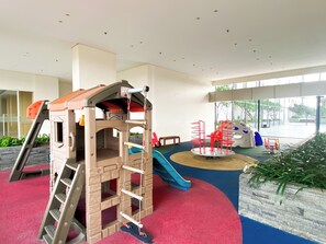 Área de juegos infantiles bajo techo