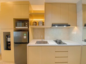 Standard Apartment | Private kitchen | Cookware/dishes/utensils