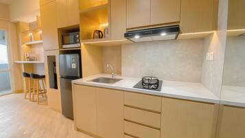 Standard Apartment | Private kitchen | Cookware/dishes/utensils