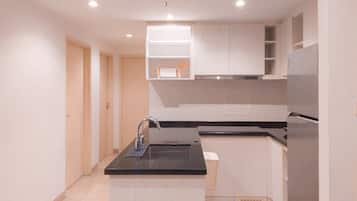 Standard Apartment | Private kitchen | Cookware/dishes/utensils