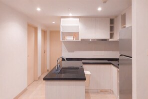 Standard Apartment | Private kitchen | Cookware/dishes/utensils