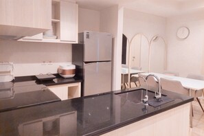 Standard Apartment | Private kitchen | Cookware/dishes/utensils