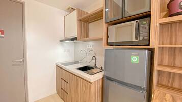 Standard Apartment | Private kitchen | Fridge, cookware/dishes/utensils