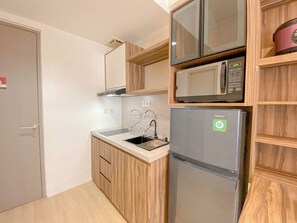 Apartemen Standar | Dapur pribadi | Lemari es dan peralatan masak/sendok-piring