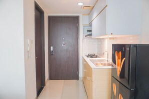 Apartamento standard | Cozinha privada | Talheres/pratos/utensílios de cozinha