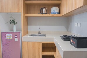 Departamento estándar | Cocina privada | Refrigerador, parrilla de estufa y utensilios de cocina 