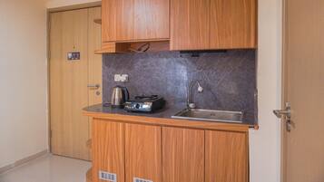 Standard Apartment | Private kitchen | Fridge, cookware/dishes/utensils
