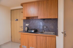 Standard Apartment | Private kitchen | Fridge, cookware/dishes/utensils