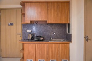 Standard Apartment | Private kitchen | Fridge, cookware/dishes/utensils