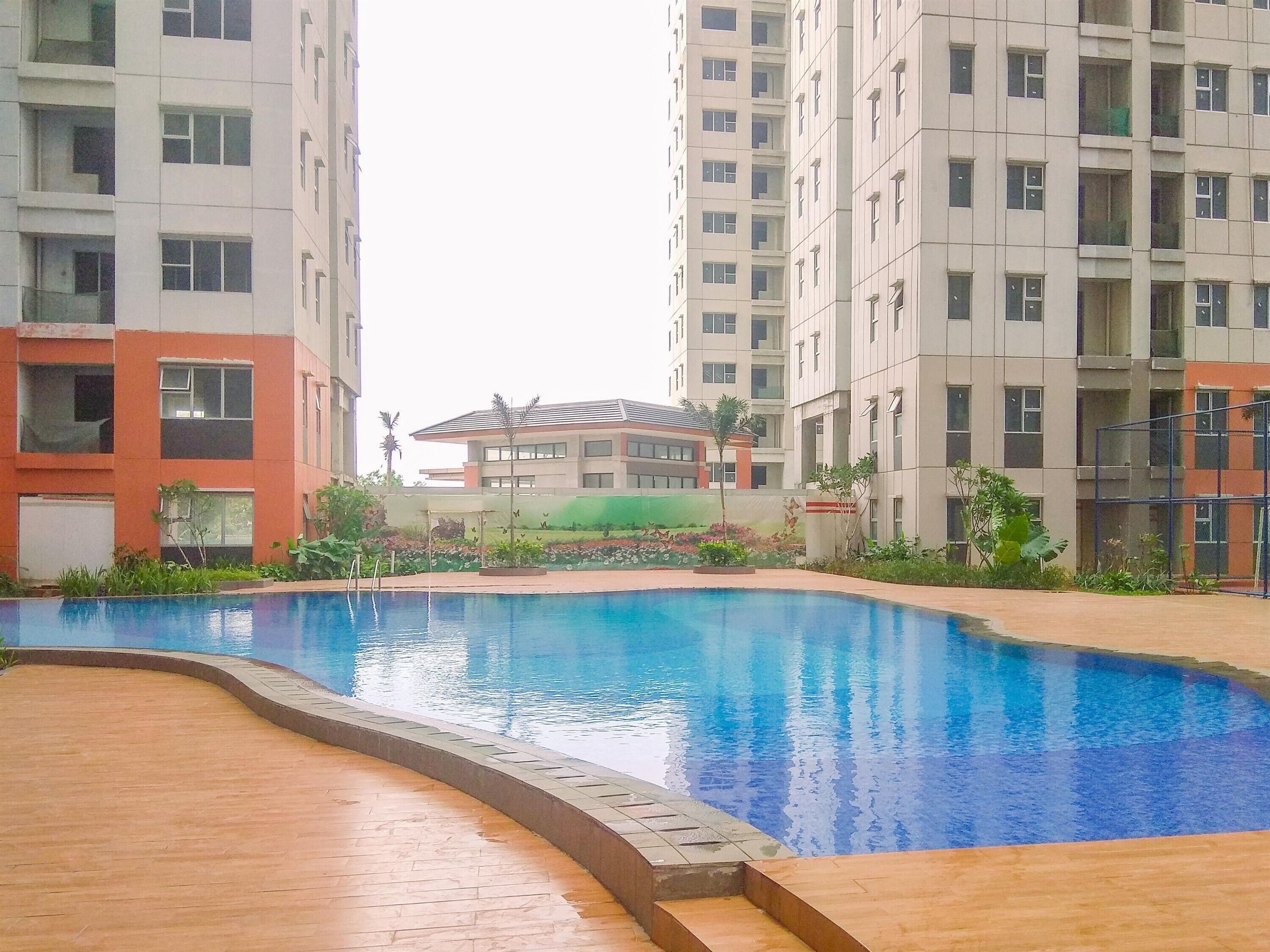 Una piscina rodeada de edificios residenciales altos.