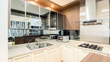 Standard Apartment | Private kitchen | Cookware/dishes/utensils