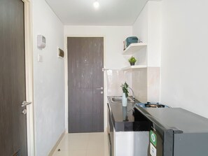 Apartemen Standar | Dapur pribadi | Lemari es dan peralatan masak/sendok-piring