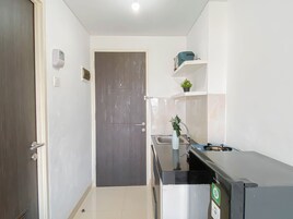 Apartamento standard | Cozinha privada | Geladeira, talheres/pratos/utensílios de cozinha