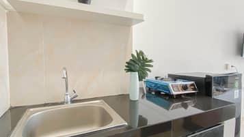 Departamento estándar | Cocina privada | Refrigerador y utensilios de cocina